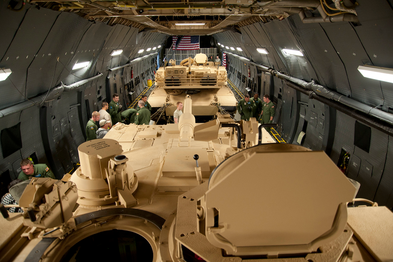 Illustration for article titled What It's Like To Fly America's Biggest Jet, The Gargantuan C-5 Galaxy